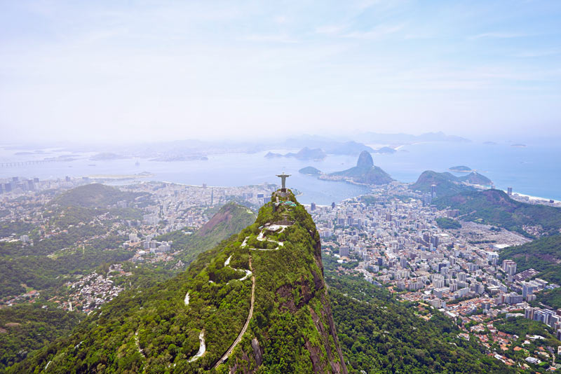 Vista panorámica del monumento y de la ciudad de Río de Janeiro