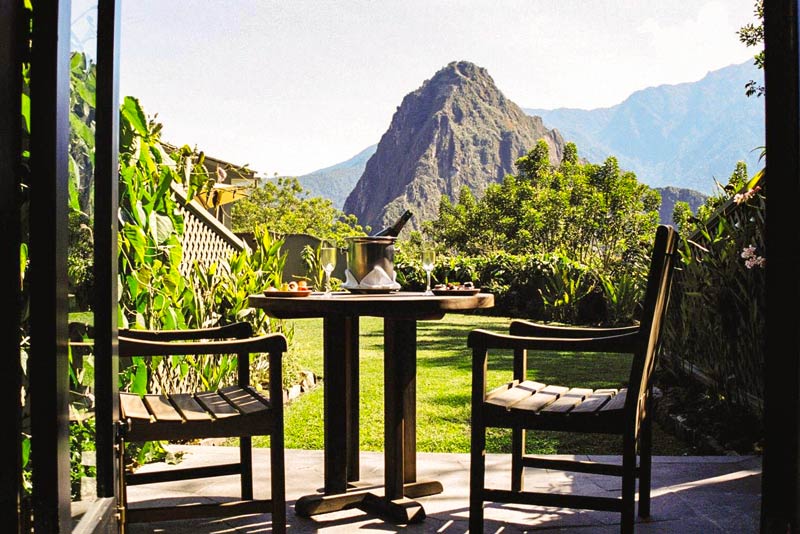 Vista a la montaña Huayna Picchu desde el restaurante Tinkuy