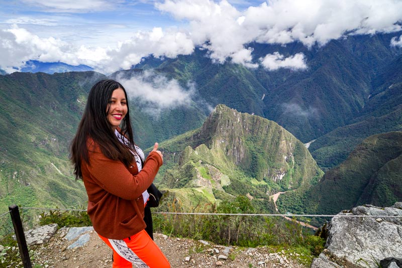 Disfrutando de la increíble vista en la montaña Machu Picchu