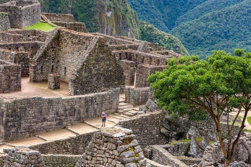 Turista recorriendo por las construcciones de Machu Picchu