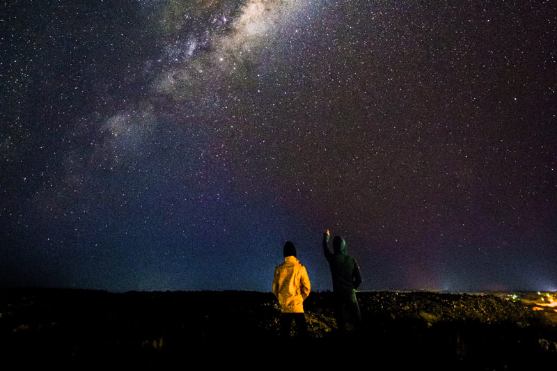 Turistas observando la constelación y las estrellas