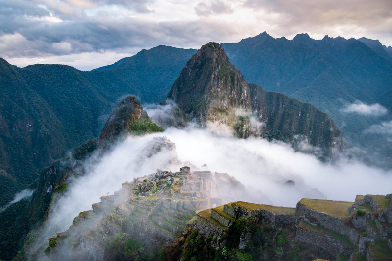 Ciudadela Inca de Machu Picchu cubierta de neblina