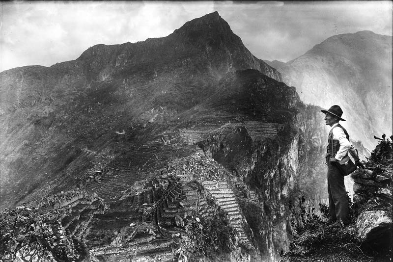 Fotografía de un hombre observando la ciudadela Inca - año 1911