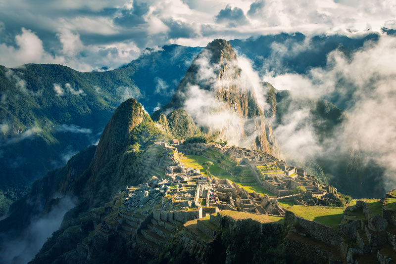 Ciudadela Inca de Machu Picchu con neblina