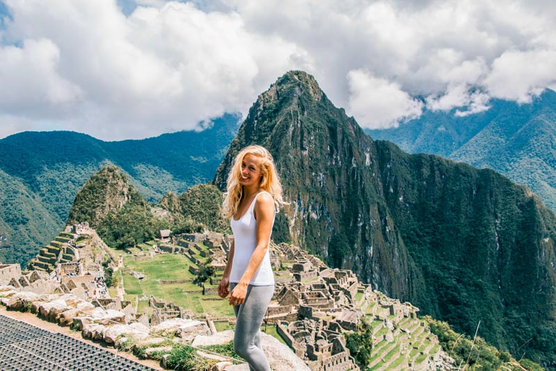 Visitante feliz en la maravilla del mundo - Machu Picchu