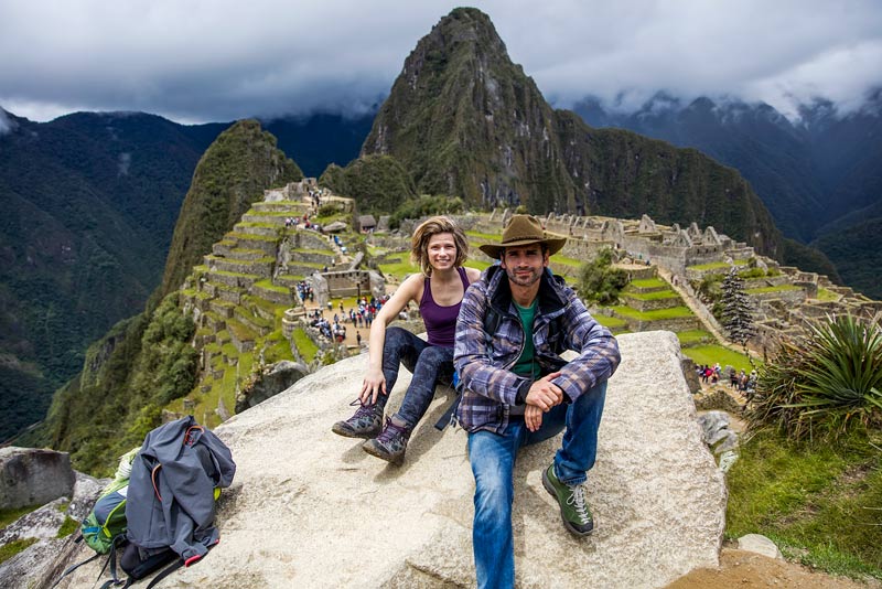 Turistas recorriendo la ruta clásica de Machu Picchu