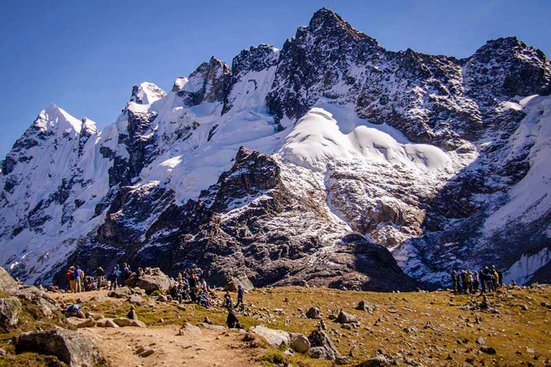 Turistas en la falda del nevado Salkantay