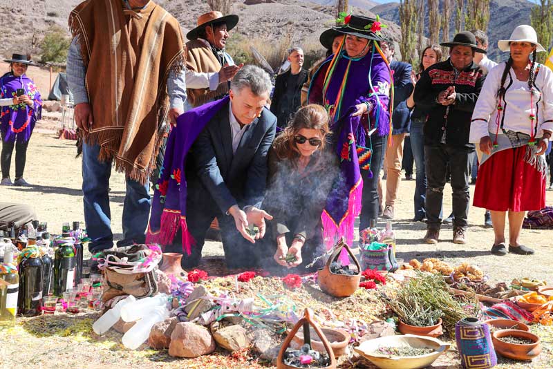 Celebrando el día de la Pachamama con un pago a la Tierra