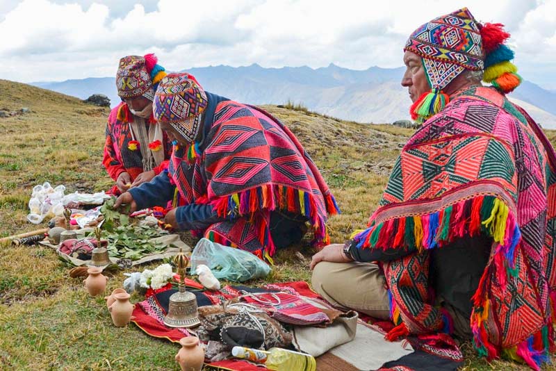 Gente local preparando las ofrendas para hacer el pago a la Tierra