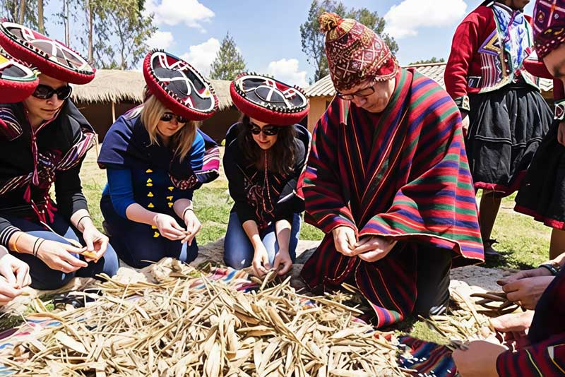 Turistas ayudando con las actividades cotidianas en el turismo vivencial
