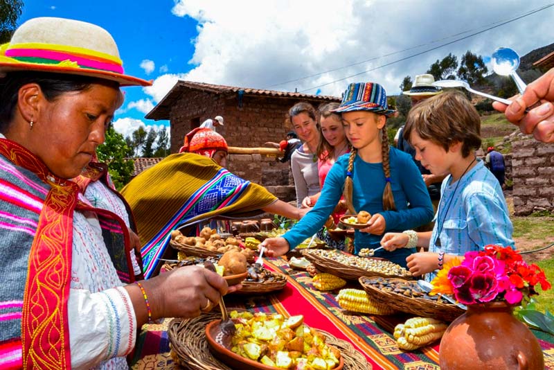 Familia de turistas realizando el turismo vivencial en Misminay