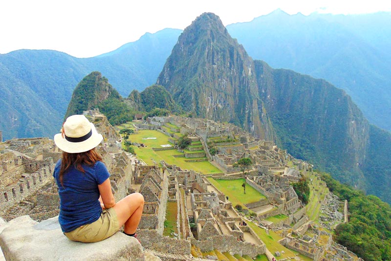 Viajera observando la ciudadela Inca de Machu Picchu