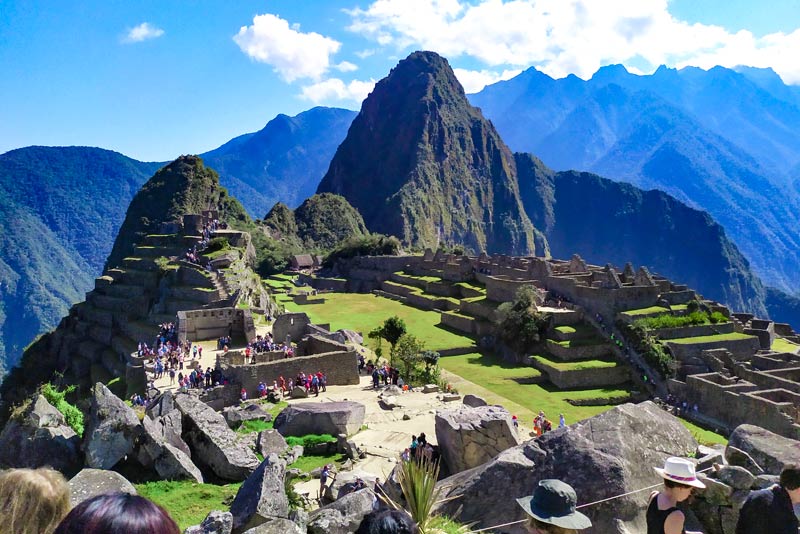 Visitantes en la ciudadela Inca de Machu Picchu