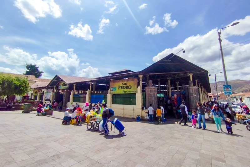 Fachada del mercado San Pedro - Cusco