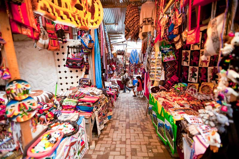 Interior del mercado artesanal de Cusco