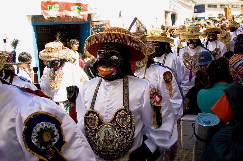 Danzantes en la fiesta de la Virgen del Carmen
