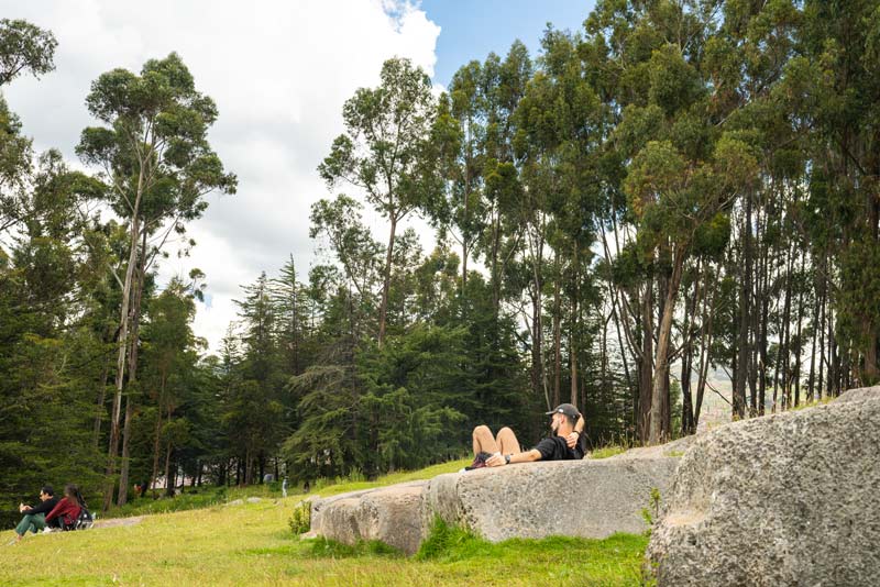 Turista disfrutando de la naturaleza