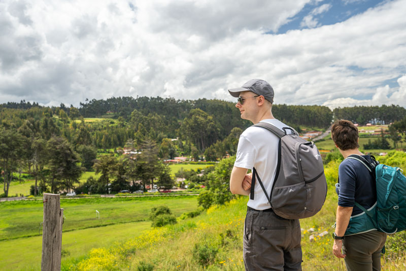Turista observando el paisaje en su caminata