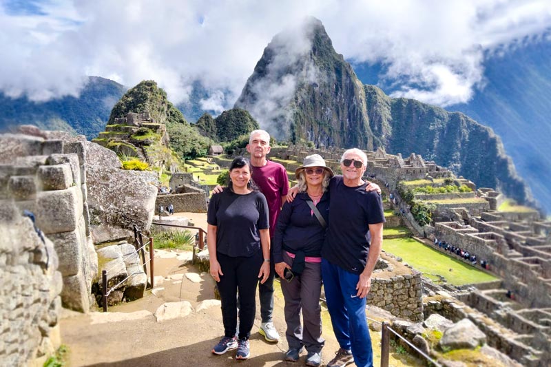 Pareja de adultos mayores en Machu Picchu