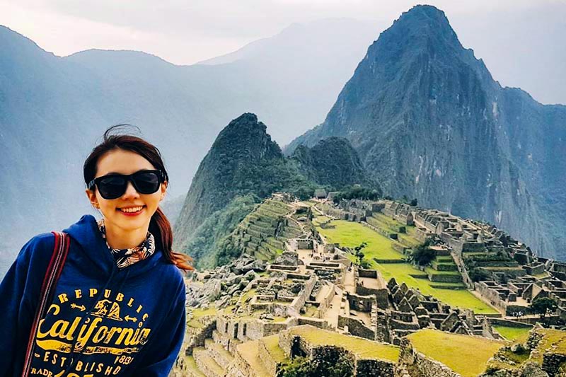Turista visitando la Maravilla del Mundo Machu Picchu