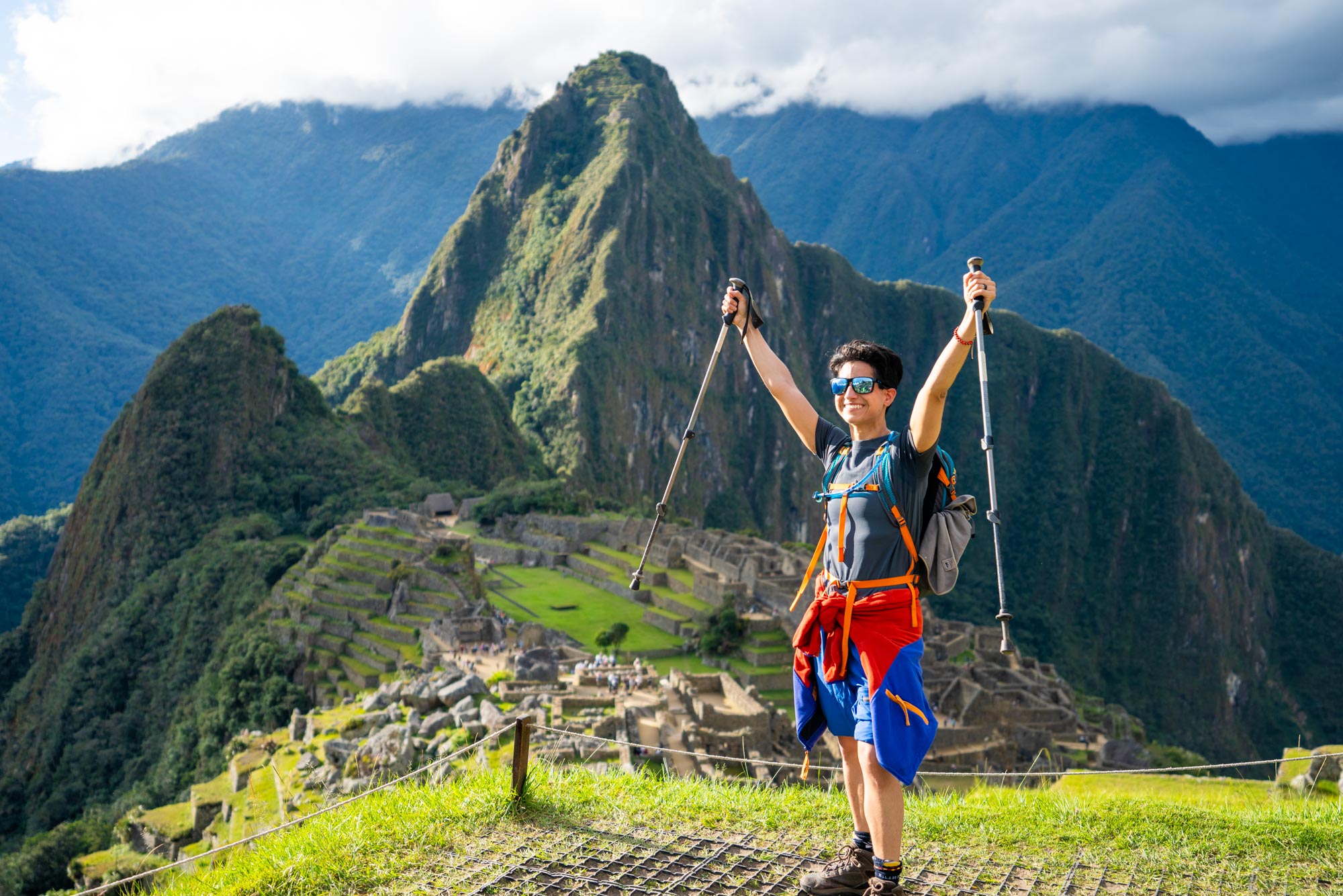 Jovem estudante aproveitando sua visita a Machu Picchu