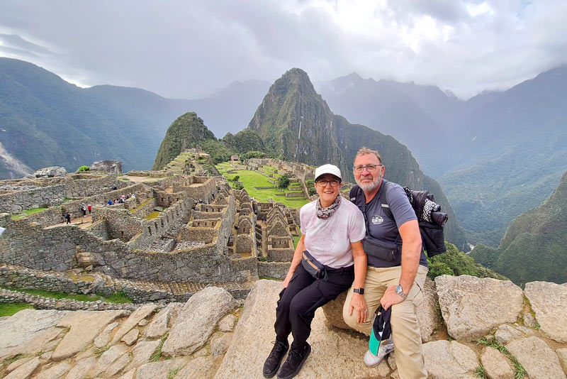 Casal de turistas - Foto clássica de Machu Picchu