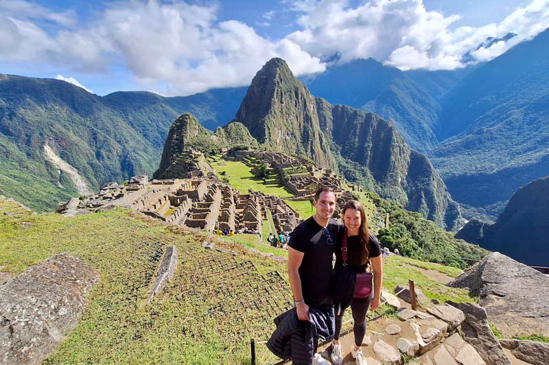 Pareja de turistas visitando Machu Picchu