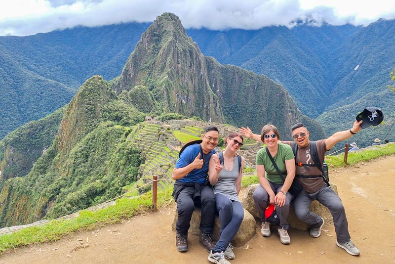 Turistas disfrutando de su visita a Machu Picchu