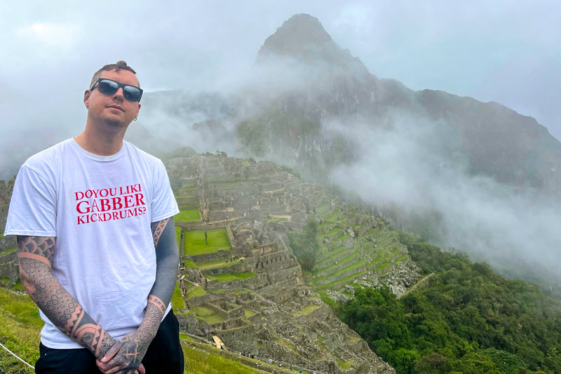 Turista visitando a Maravilha do Mundo - Machu Picchu