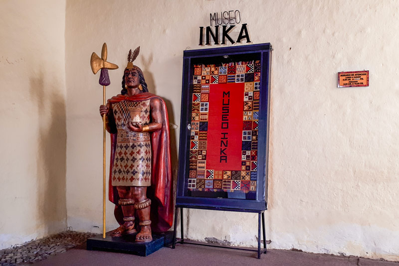 Estatua de un Inka en la entrada al Museo Inka