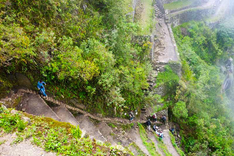 Las escaleras de la montaña Huana Picchu pueden producir sensaciones intensas de vértigo