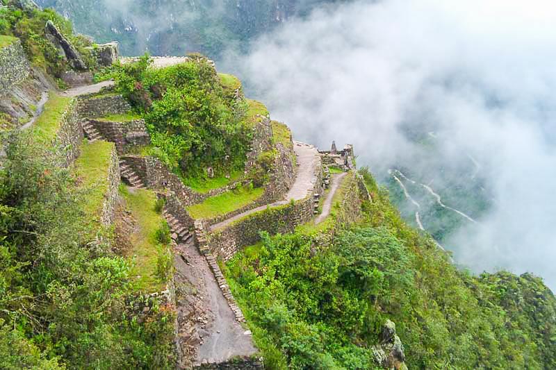En lo alto de la montaña Huayna Picchu tambien podrá observar terrazas y construcciones incas