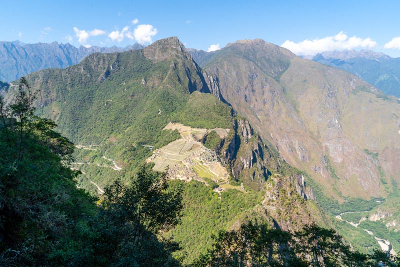 Vista da cidadela de Machu Picchu a partir do caminho para Huayna Picchu