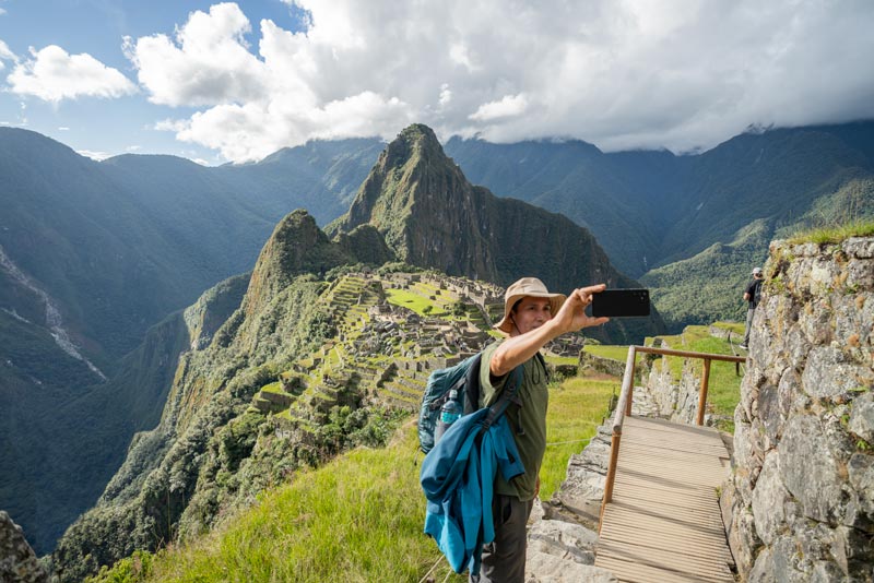 Visitante tirando uma selfie em Machu Picchu
