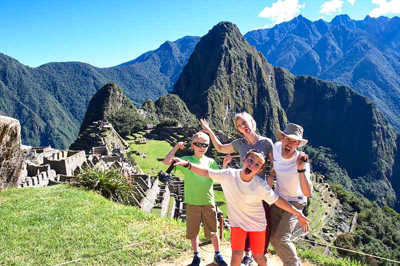 Família de turistas visitando Machu Picchu