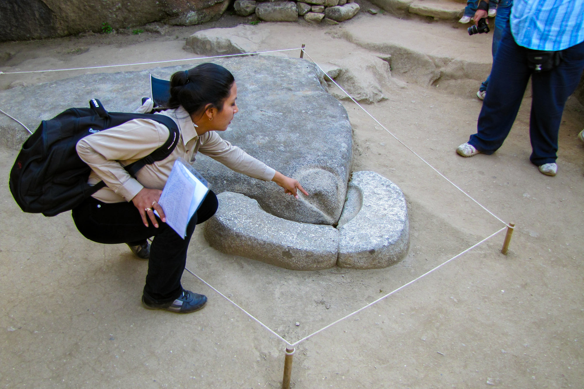 Guia oficial explicando a cabeça do Condor - Templo do Condor