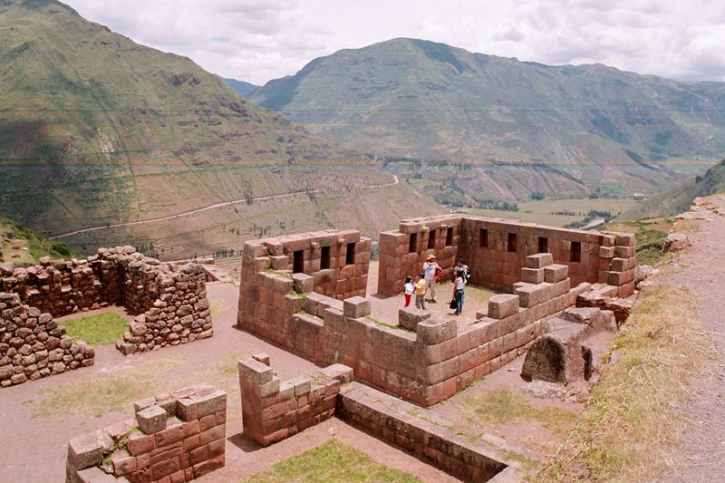 Guia explicando no sítio arqueológico de Pisac