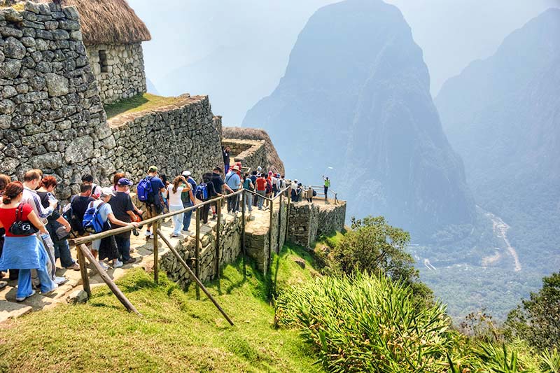 Visitantes que entram em Machu Picchu durante a alta temporada