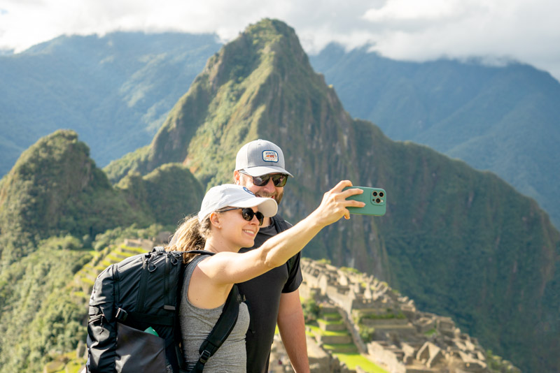 Casal de turistas visitando Machu Picchu