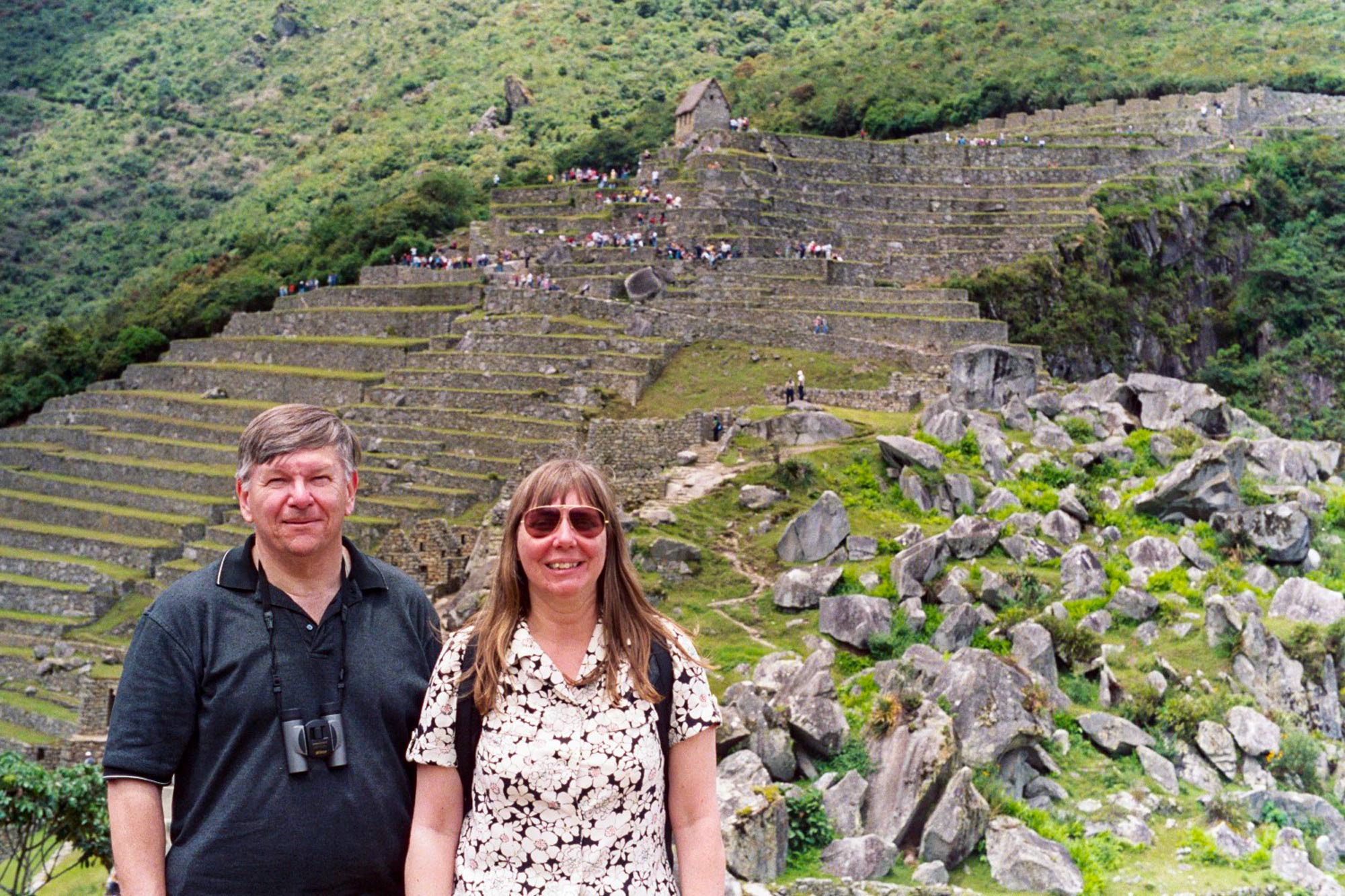 Casal de turistas percorrendo o circuito real