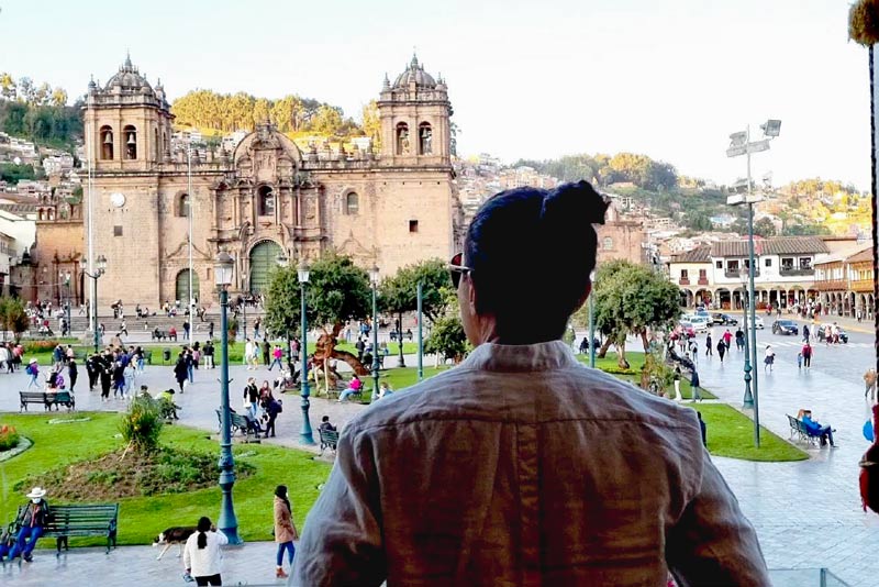 Turista observando a Plaza de Armas em Cusco