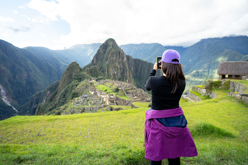 Turista fotografando Machu Picchu