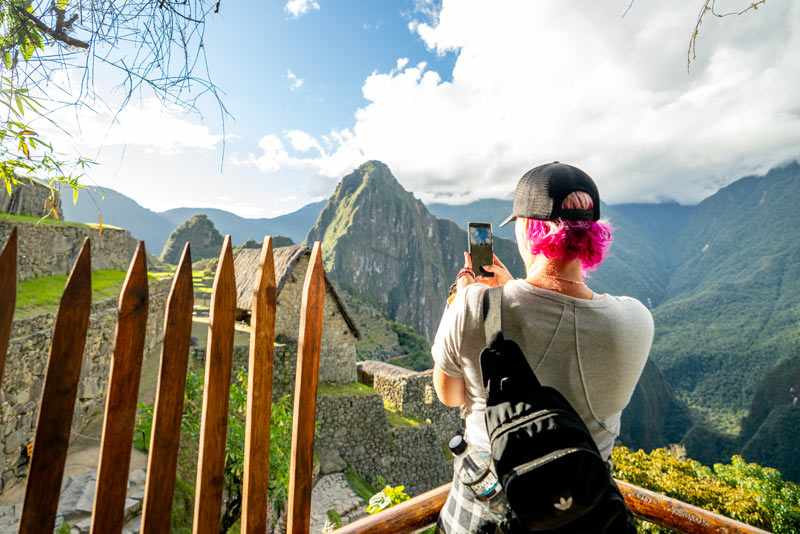 Turista percorrendo o circuito panorâmico de Machu Picchu