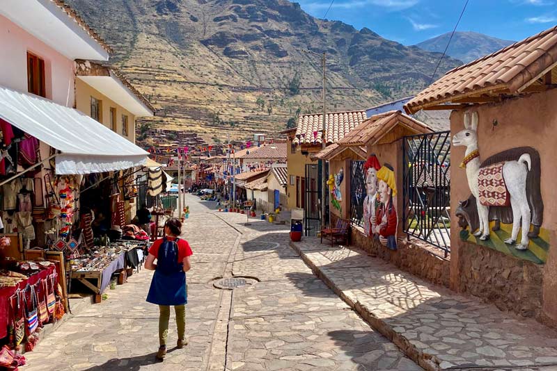 Turista observando las artesanías - Valle Sagrado