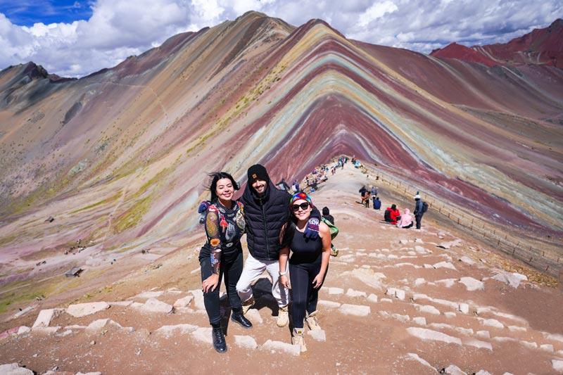 Turistas en la montaña de colores