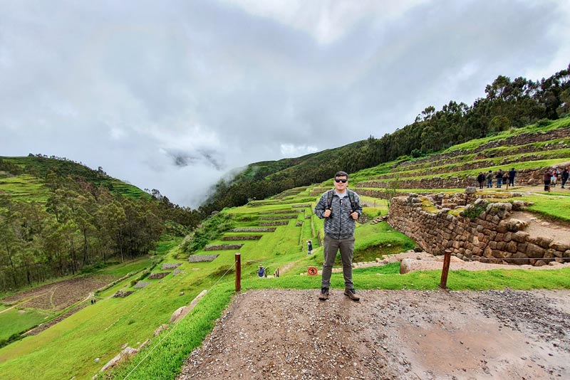 Turista recorriendo por diferentes partes de Chinchero