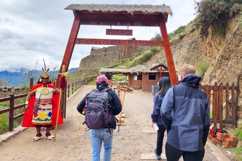 Turistas ingresando al sitio arqueológico de Pisac