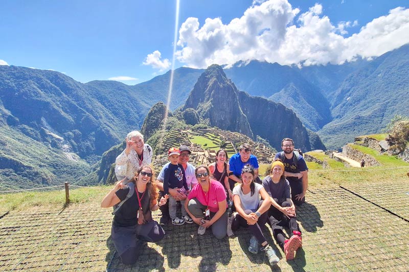 Família de turistas visitando Machu Picchu