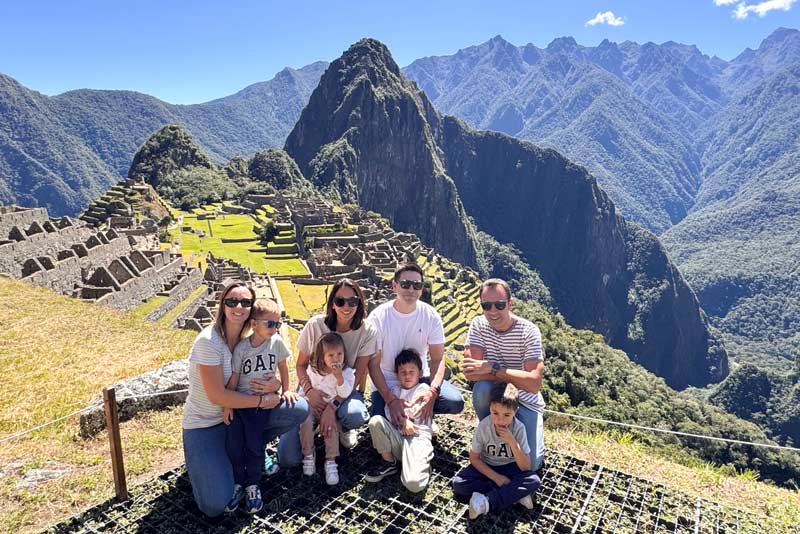 Foto clássica de uma família de turistas em Machu Picchu