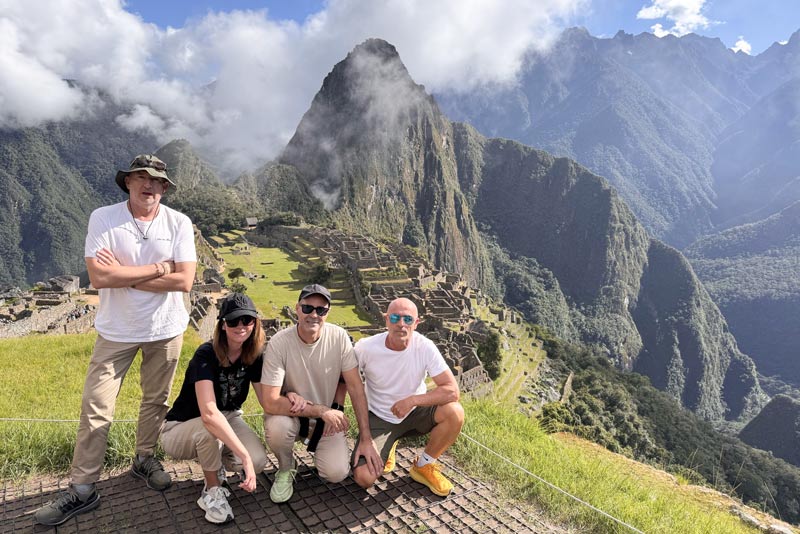Grupo de turistas visitando Machu Picchu